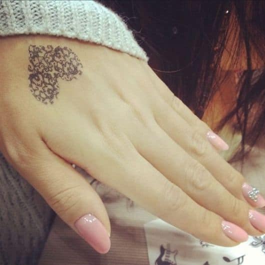 tatuagem feminina na mão