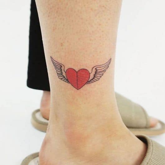tatuagem coração com asas