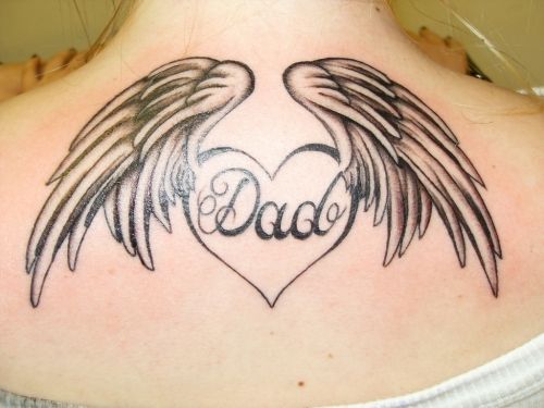 tatuagem coração com nome e asas