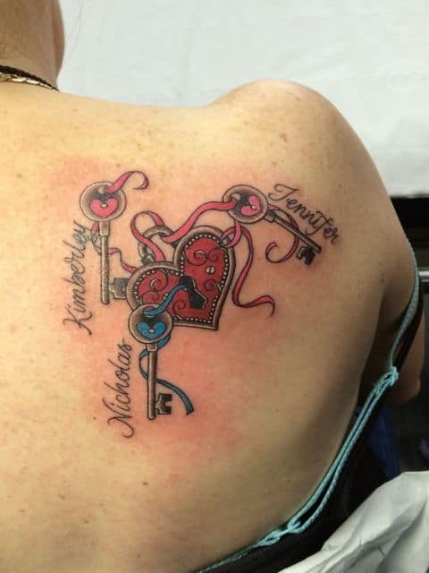 tatuagem coração com chave