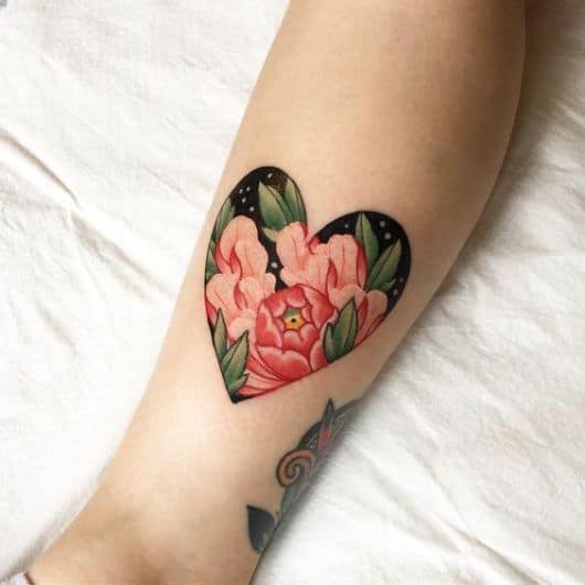 tatuagem coração com flores