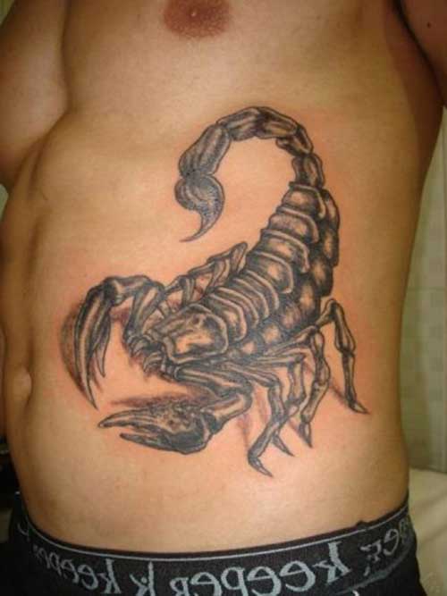 Tatuagem de escorpião na costela toda pintada em tons de cinza com um aspecto realista. 