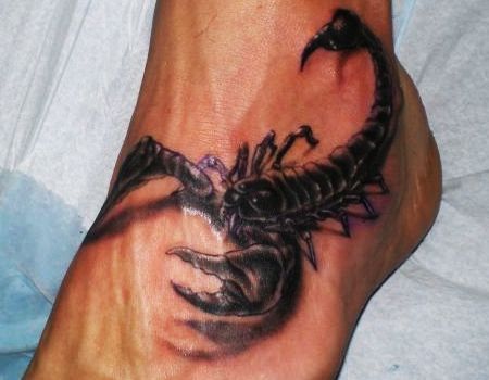 Tatuagem realista de um escorpião feita na parte lateral do pé indo até a parte central.