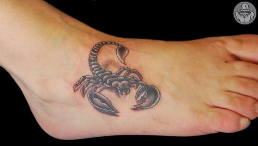 Tatuagem simples de um escorpião feita na lateral do pé. 