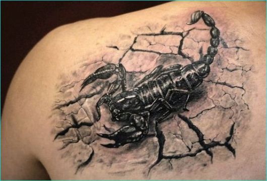 Tatuagem nas costas de um escorpião realista em um chão rachado do deserto.