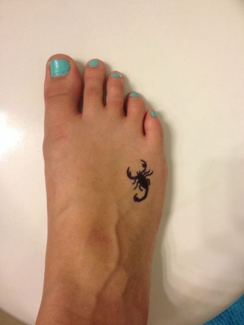 Tatuagem delicada da silhueta de um escorpião visto de cima feita na lateral do pé próxima ao dedo mindinho. 