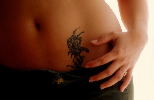 Tatuagem de escorpião simples feita na virilha. 