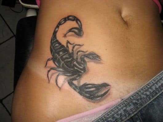 Tatuagem grande de escorpião feito na virilha com o ferrão simulando estar picando a pele. 