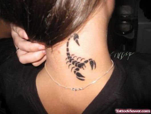 Tatuagem de escorpião feita na parte de trás do pescoço.