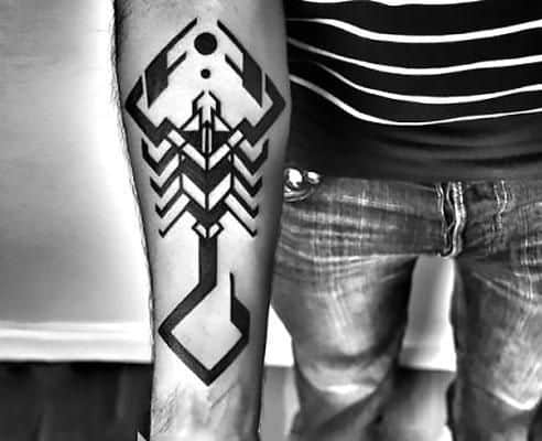 Tatuagem de escorpião no antebraço de um antebraço que mistura o estilo geométrico e o tribal. 