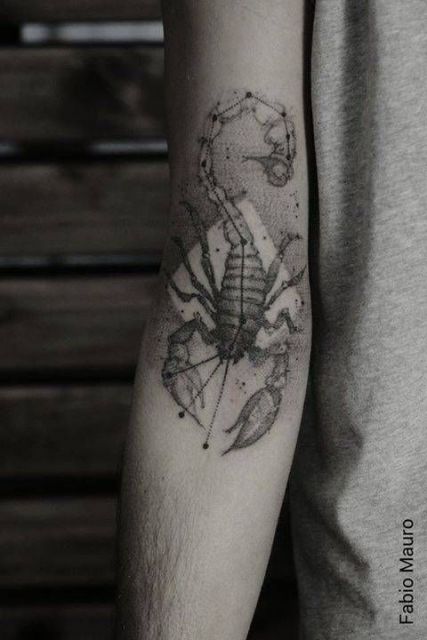Tatuagem de um escorpião visto de cima com diversos pontos ao fundo que se parecem com uma constelação. 