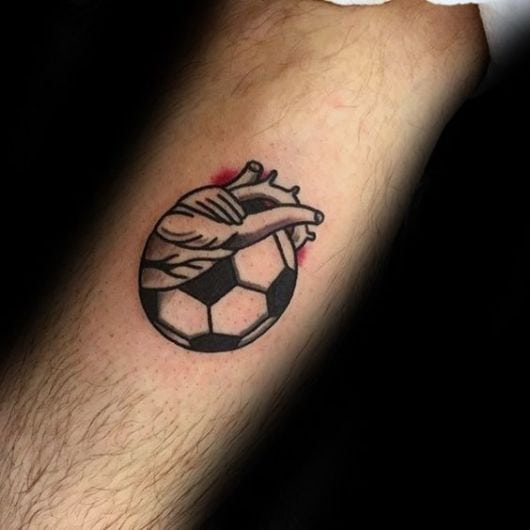 Qual o significado da tatuagem bola de futebol?