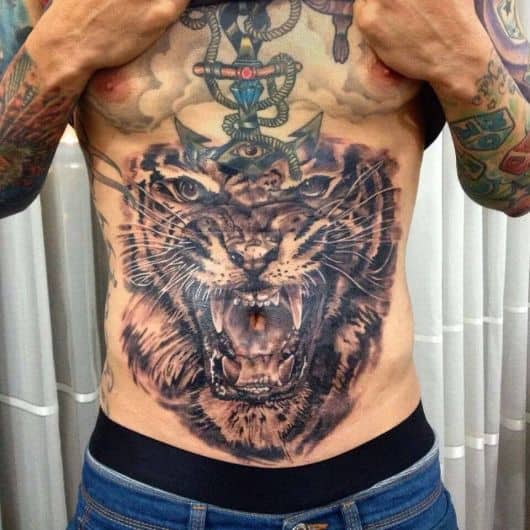 tatuagem de tigre na barriga