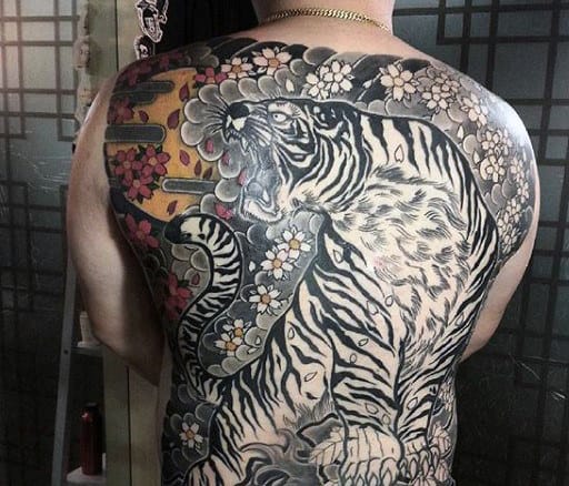 tatuagem de tigre nas costas