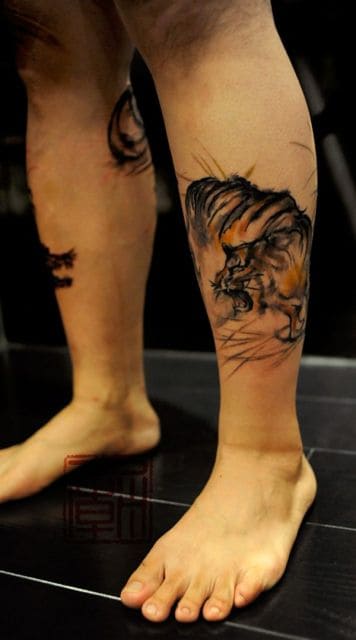 tatuagem de tigre na perna