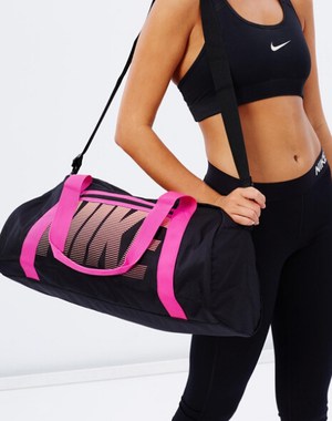 Bolsa Nike preta e rosa.