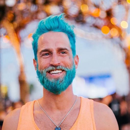 Homem com cabelo e barba azul turquesa.