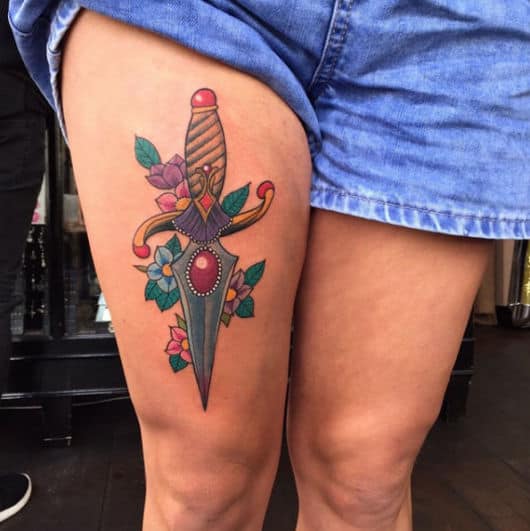 tatuagem de daga na perna