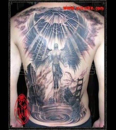 Tatuagem nas costas.