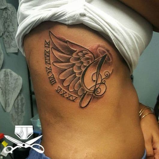 Tatuagem feminina na costela.