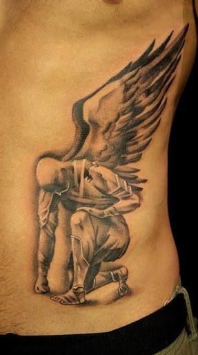 Tatuagem de anjo masculina.