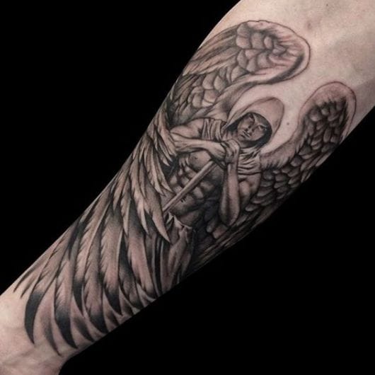Tattoo no braço de anjo.