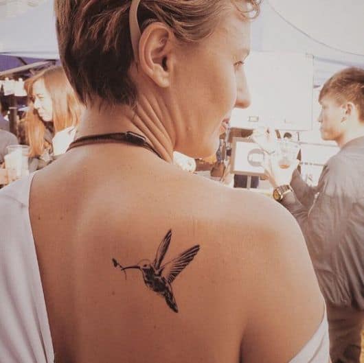 tatuagem pássaro com flor