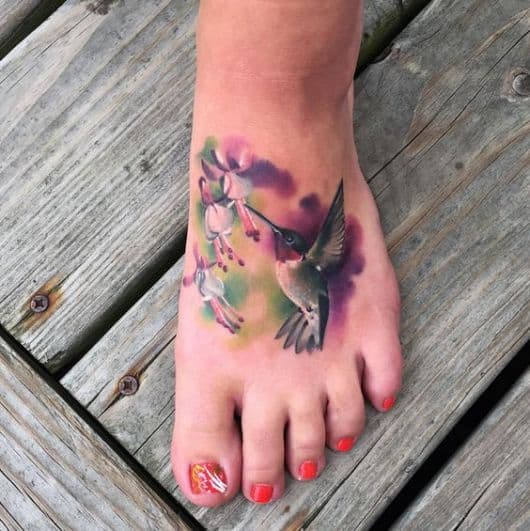 tatuagem colorida pé
