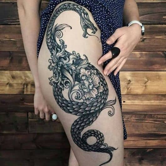 tatuagem de cobra na coxa preta