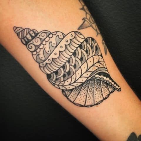 tatuagem de concha com estampa maori