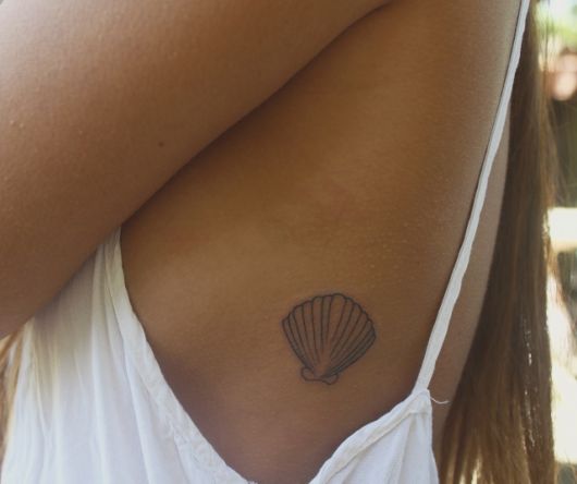 tatuagem de concha pequena na costela