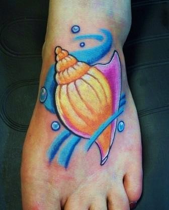 tatuagem de concha no peito do pé