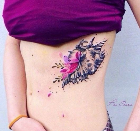 tatuagem de concha colorida na costela
