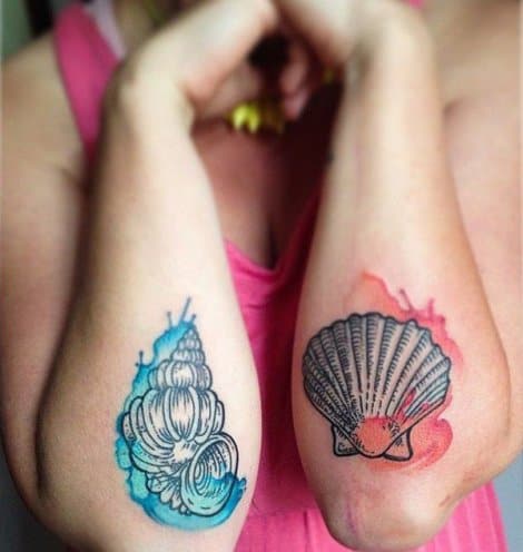 tatuagem de concha no braço colorida