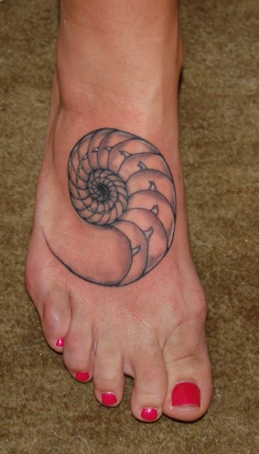 tatuagem de concha de caracol no pé