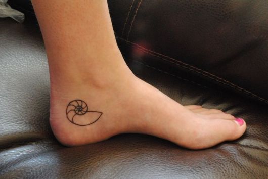 tatuagem de concha perto do calcanhar
