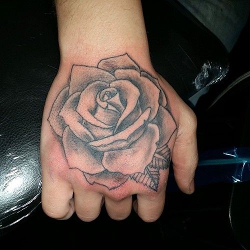 tatuagem flor na mão masculina