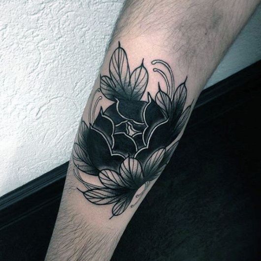 Tatuagem de flor masculina