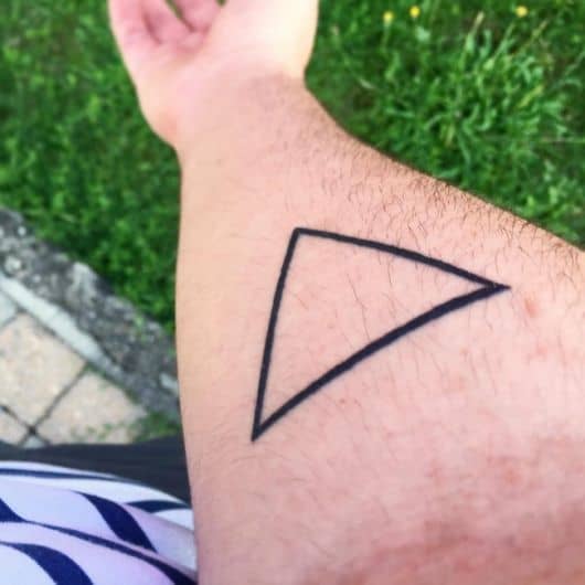 tatuagem de triângulo masculino