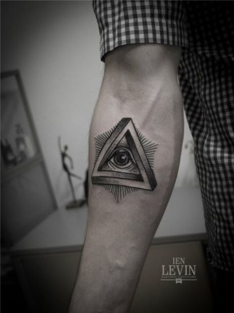 tatuagem de triângulo masculino