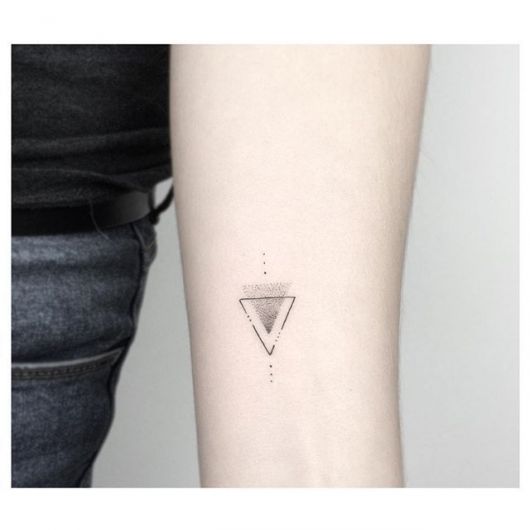tatuagem de triângulo feminina