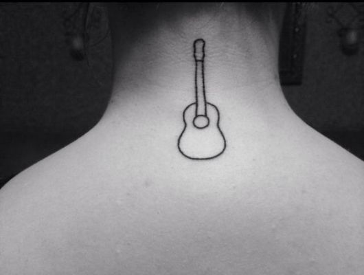 Tatuagem simples do contorno de um violão feita na parte superior das costas, atrás do pescoço. 