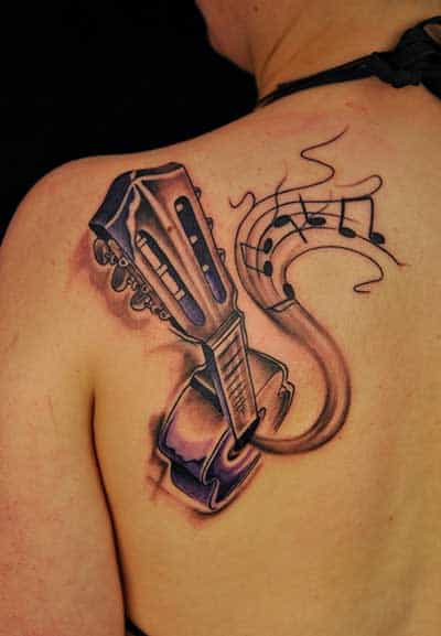 Tatuagem de um violão visto de cima com notas musicais saindo de sua boca feita na lateral das costas. 