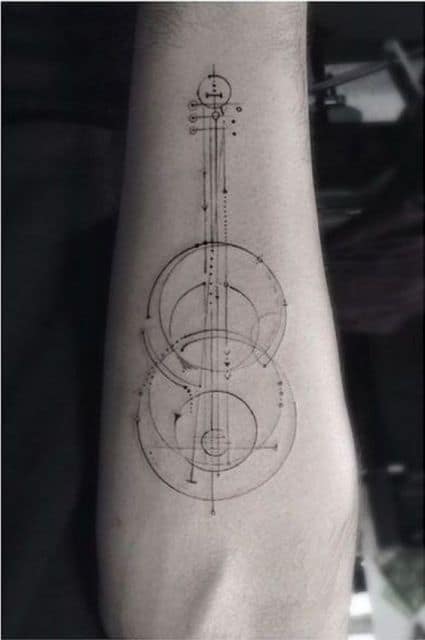 Tatuagem minimalista de um violão formado a partir de formas geométricas como linhas e círculos. 