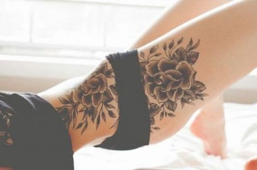 Tatuagem grande com flores.
