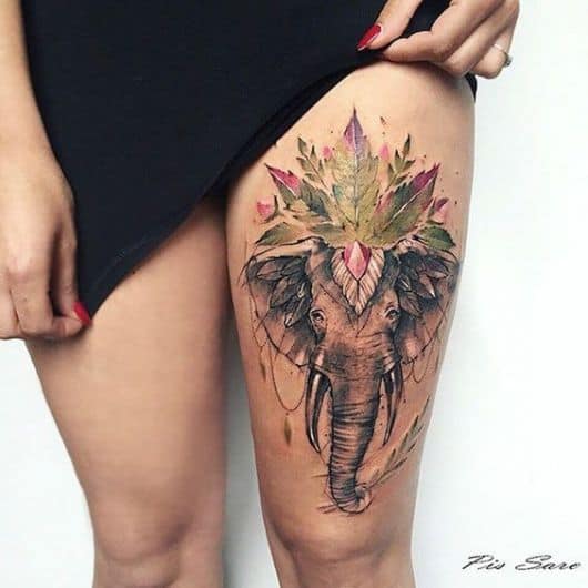 Desenho de elefante, com folhas coloridas.