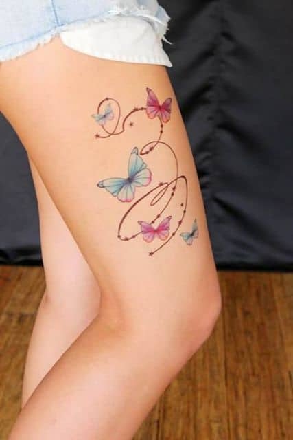 Tatuagem colorida com diversas borboletas.