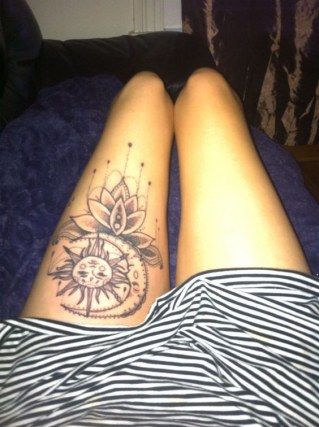 Tatuagem com lua, sol e flor de lótus.