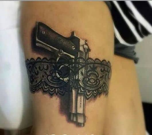 Cinta liga tatuada junto com arma.