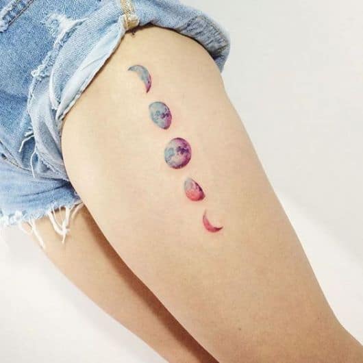 Tatuagem colorida com as fases da lua.